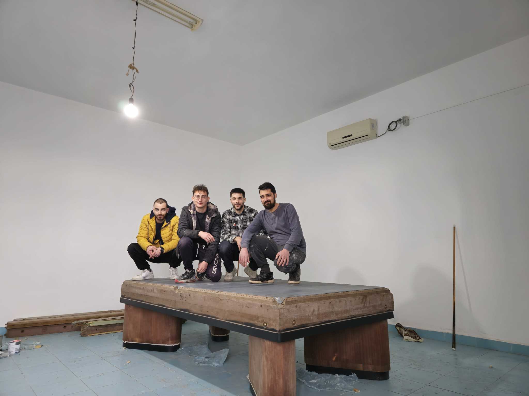 Foto di gruppo durante montaggio tavolo da biliardo