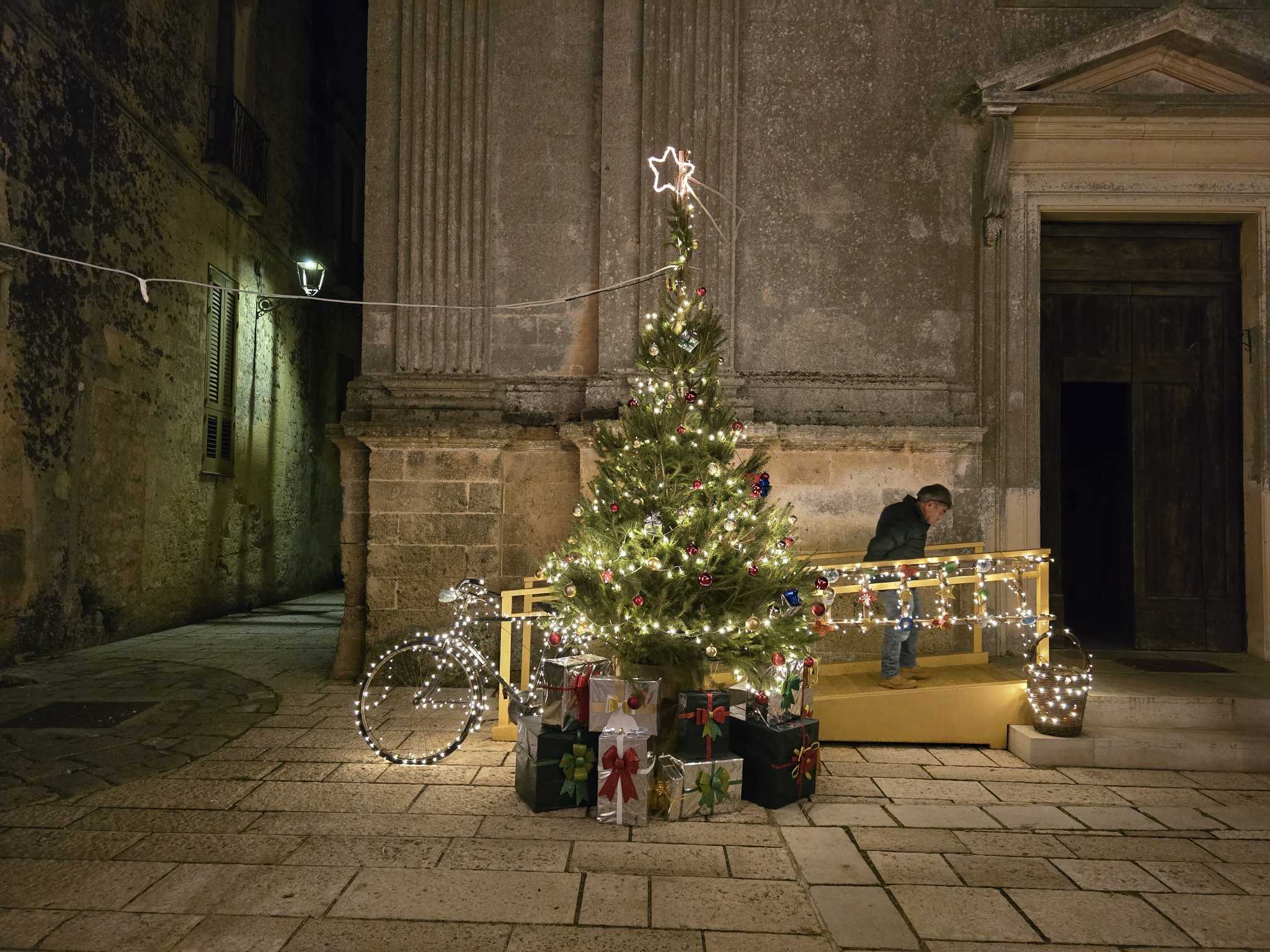 Foto allestimento Albero di Natale in Piazza San Giovanni